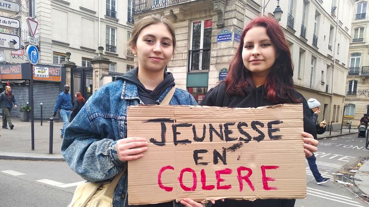 Olivia et Sacha, 16 ans, lycéennes, lors d'une manifestation contre la réforme des retraites, à Paris, le 23 mars 2023. (LOLA SCANDELLA/FRANCEINFO)