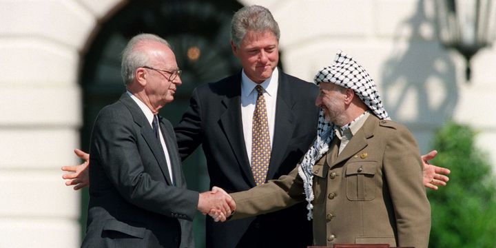 Yitzhak Rabin et Yasser Arafat en 1993. (J. DAVID AKE / AFP)