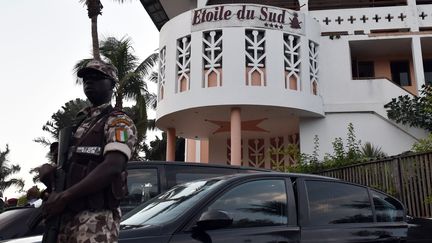 Un soldat ivoirien à Grand-Bassam, le 13 mars 2016. (ISSOUF SANOGO / AFP)