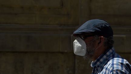 Un homme portant un masque dans la ville espagnole de Lérida (Catalogne), le 13 juillet 2020. (PAU BARRENA / AFP)