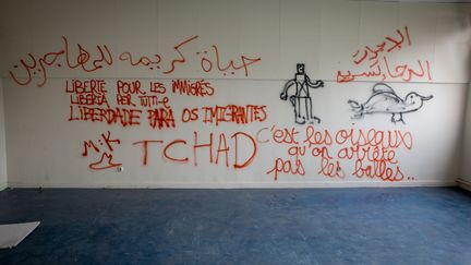 Une salle de classe du lyc&eacute;e Jean-Quarr&eacute;, d&eacute;saffect&eacute; et occup&eacute; par des migrants, &agrave; Paris, le 31 juillet 2015. (MICHAEL BUNEL / NURPHOTO / AFP)