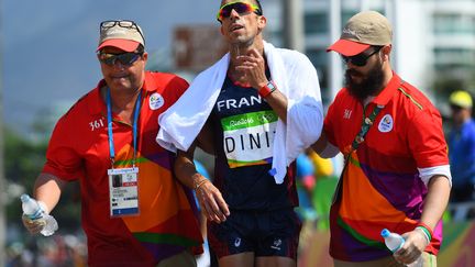 Yohann Diniz soutenu lors de son arrivée du 50km marche des Jeux de Rio (JEWEL SAMAD / AFP)