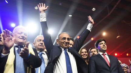 Eric Zemmour et son équipe de campagne lors d'un meeting à Lille le 5 février 2022. (JULIEN DE ROSA / AFP)