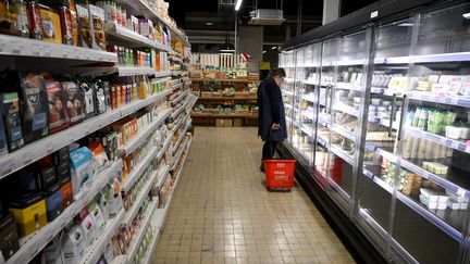 Un client fait ses courses dans un supermarché à Marseille, le 19 janvier 2023. Photo d'illustration. (NICOLAS TUCAT / AFP)