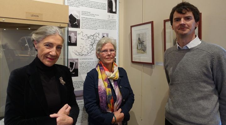 De gauche à droite : Cécile Paris, adjointe au maire de Dinan en charge du patrimoine et des musées, Huguette Morel, meilleur ouvrier de France en dentelle, Frédéric Bonnor, responsable du pôle Musées et Collections de Dinan lors de la visite de l'exposition "Coiffes des bords de Rance", avril 2017
 (Corinne Jeammet)