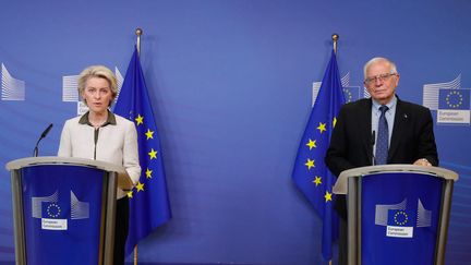 La présidente de la Commission européenne, Ursula von der Leyen, et le chef de la diplomatie européenne, Josep Borrell, à Bruxelles (Belgique), le 27 février 2022.&nbsp; (STEPHANIE LECOCQ / POOL / AFP)