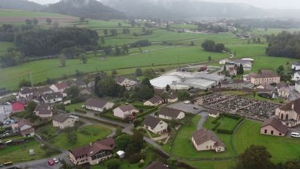 À Lépanges-sur-Vologne, dans les Vosges, quarante ans après la mort du petit Grégory, la commune attire un tourisme morbide. Des habitants ont créé un collectif pour changer la situation. (France 2)