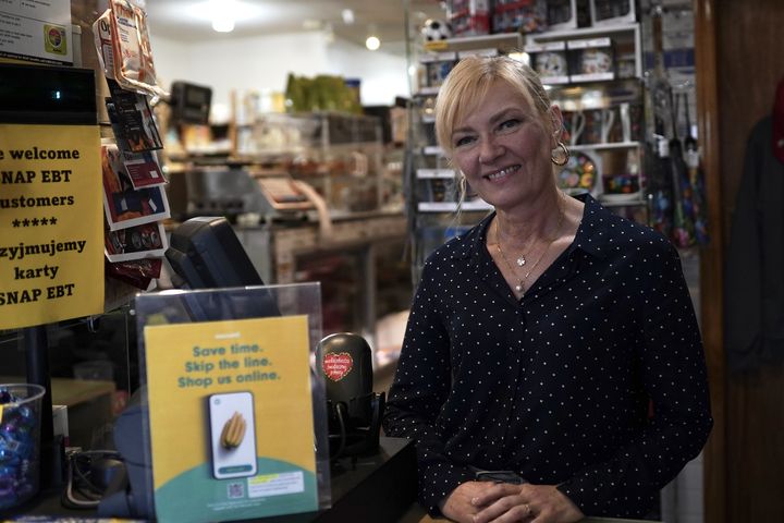 Dans son épicerie polonaise de Philadelphie (Etats-Unis), Katarzyna met un point d'honneur à ne pas parler de politique. Mais elle sait que de nombreux clients voteront pour Donald Trump. (PIERRE-LOUIS CARON / FRANCEINFO)