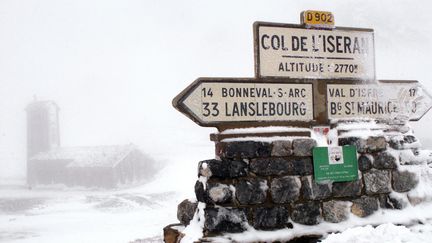 Le panneau indiquant le sommet du col de l'Iseran (Savoie) le 9 août 2007. (JEAN-PIERRE CLATOT / AFP)