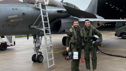 Une photo transmise par l'armée de l'air du capitaine Sébastien Mabire et du lieutenant Matthis Laurens, morts le 14 août 2024 lors d'un retour d'une mission de ravitaillement en Allemagne. (ARMEE DE L'AIR ET DE L'ESPACE)