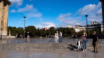 Des personnes visitent Paris, le 17 août 2020.&nbsp; (MARTIN BERTRAND / HANS LUCAS / AFP)