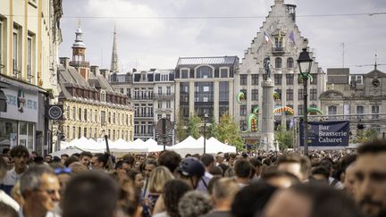 Les rues de Lille (Nord) bondées lors de l'édition 2022 de la braderie, le 3 septembre 2022. (CLAIRE SERIE / HANS LUCAS / AFP)