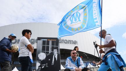 Les supporters de l'Olympique de Marseille rendent hommage à l'ancien président de l'OM devant le stade Vélodrome. (CLEMENT MAHOUDEAU / AFP)