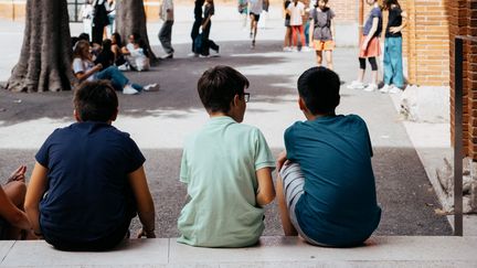 Des jeunes garçons dans la cour du collège Pierre-de-Fermat à Toulouse, le 2 septembre 2024. (ADRIEN NOWAK / HANS LUCAS / AFP)