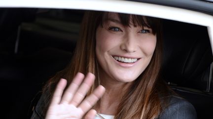 L'ancienne Premi&egrave;re dame de France, Carla Bruni-Sarkozy, lors de son d&eacute;part de l'Elys&eacute;e, le 15 mai 2012.&nbsp; (MARTIN BUREAU / AFP)