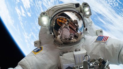 Un astronaute am&eacute;ricain &agrave; l'ext&eacute;rieur de la Station spatiale internationale, le 24 d&eacute;cembre 2013. (NASA / AFP)