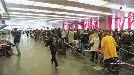 Dans la circonscription québécoise, des dizaines de milliers d'électeurs étaient attendus,&nbsp;samedi&nbsp;23 avril, au Palais des congrès.&nbsp;Malgré les nombreux bureaux de vote, ils ont parfois dû faire la queue pendant plusieurs heures. (FRANCE 2)