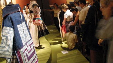  Exposition sur "L'Art des couleurs chez les paysans du Sud-Ouest de la Chine" au Musée des tissus de Lyon en 2002
 (Danny Lee/AFP)