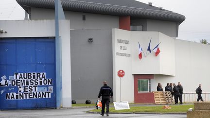 Les gardiens de la prison de Sequedin (Nord) manifestent &agrave; l'entr&eacute;e de l'&eacute;tablissement p&eacute;nitentiaire, le 15 mai 2013. (FRANCOIS LO PRESTI / AFP)