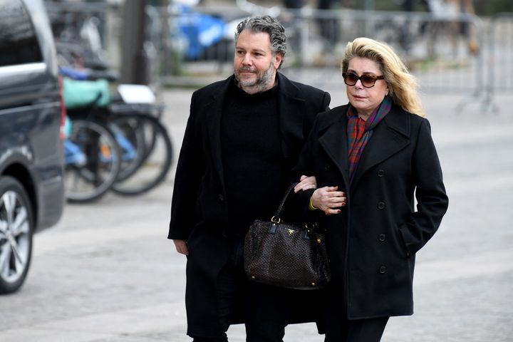 Catherine Deneuve arrive aux obsèques de Gaspard Ulliel à l'église Saint-Eustache (Paris 1er) le 27 janvier 2022. (BERTRAND GUAY / AFP)