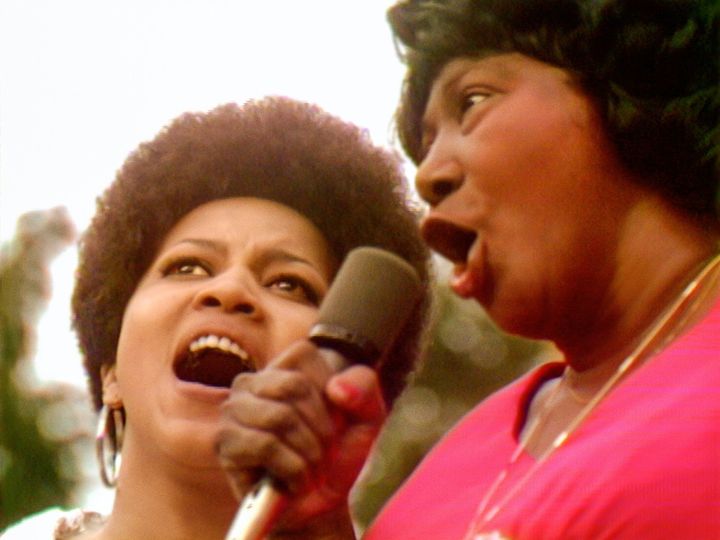 Mavis Staples et Mahalia Jackson partagent le micro pour un gospel ébouriffant de puissance au Harlem Cultural Festival de 1969, dans le documentaire "Summer of Soul". (PHOTO COURTESY OF SEARCHLIGHT PICTURES. © 2021 20th Century Studios All Rights Reserved)