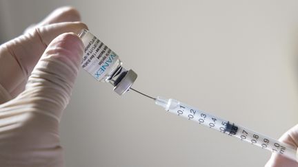 Un flacon utilisé pour la vaccination (photo d'illustration). (FREDERIC SPEICH / MAXPPP)