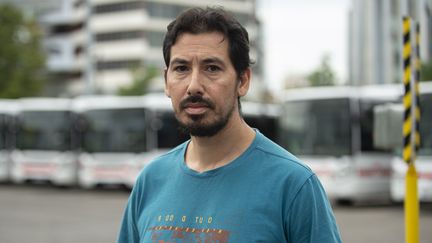Abdelkader, 46 ans, chauffeur de bus des transports publics lyonnais, à Vaulx-en-Velin, près de Lyon (Rhône), le 1er septembre 2019.&nbsp; (ROMAIN LAFABREGUE / AFP)