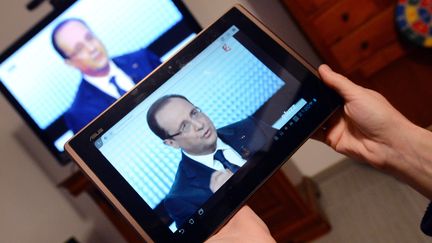 L'intervention de Fran&ccedil;ois Hollande sur France 2, vue sur une tablette, le 28 mars 2013 &agrave; Rennes (Ille-et-Vilaine).&nbsp; (DAMIEN MEYER / AFP)