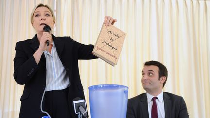 La pr&eacute;sidente du FN,&nbsp;Marine Le Pen, et le num&eacute;ro deux du parti, Florian Philippot,&nbsp;&agrave; Apach (Moselle), le 16 mai 2014. (JEAN-CHRISTOPHE VERHAEGEN / AFP)