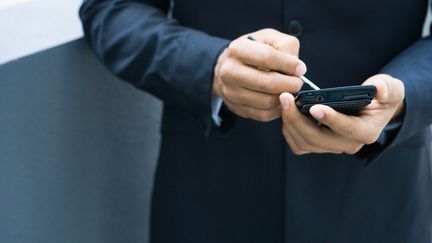 Un homme sur son téléphone. (Image d'illustration) (ALIX MINDE
 / MAXPPP)