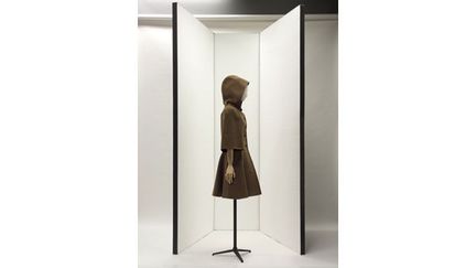 Manteau à capuche amovible, automne-hiver 1972-1973
 (Stéphane Piera/Galliera/Roger-Viollet)