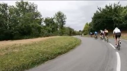 Mardi 5 juillet, la&nbsp;4ème&nbsp;étape du tour de France reliera Dunkerque à Calais, dans le Nord.&nbsp;Lundi 4 juillet, des cyclistes amateurs ont décidé de faire le même trajet que les professionnels, une journée en avance. (FRANCE 2)