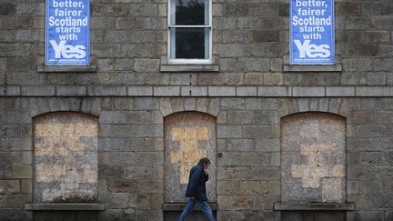 YES - Un homme passe devant des affiches appelant &agrave; voter oui lors du r&eacute;f&eacute;rendum sur l'ind&eacute;pendance de l'Ecosse &agrave; Aberdeen (Ecosse), le 15 septembre 2014. (DYLAN MARTINEZ / REUTERS)