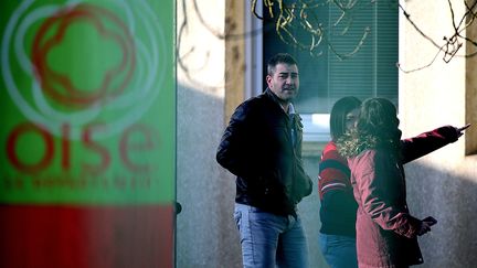 Des collégiens et leurs parents arrivent au collège Jean de la Fontaine à Crépy-en-Valois le 3 mars 2020. (FRANCOIS NASCIMBENI / AFP)