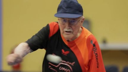 "Papy-pong" est un grand sportif de 102 ans qui n'a qu'une hâte :&nbsp;retrouver chaque jour sa raquette de ping-pong et ses copains.&nbsp; (France 2)