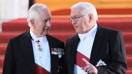 Le roi Charles III et le président allemand Frank-Walter Steinmeier arrivent au château de Bellevue, à Berlin, le 29 mars 2023. (JENS BUTTNER / DPA / AFP)