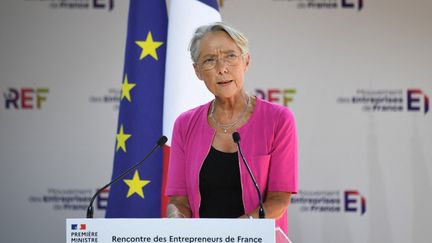 La Première ministre, Elisabeth Borne, le 29 août 2022 devant le Medef, à Paris. (ERIC PIERMONT / AFP)