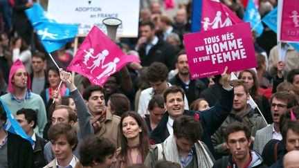 Des militants de la Manif pour tous défilent dans les rues de Paris, le 16 avril 2013. (THOMAS SAMSON / AFP)