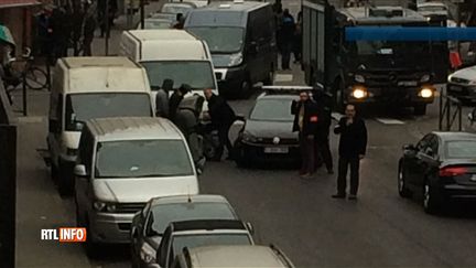 Capture d'écran de la chaîne de télévision bege RTL montrant l'arrestation d'un suspect le 18 mars 2016 à Molenbeek (Belgique). (AFP / RTL BELGIQUE)