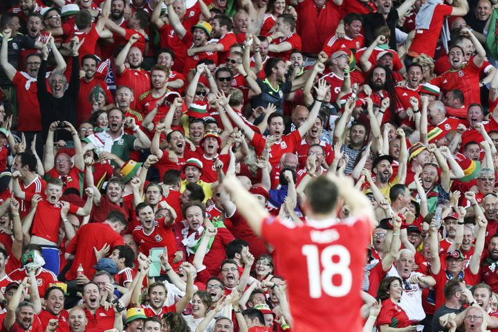 Le Gallois Sam Vokes acclamé par la foule de supporters des dragons, le 20 juin 2016 à Toulouse (Haute-Garonne). (VLADIMIR PESNYA / SPUTNIK / AFP)