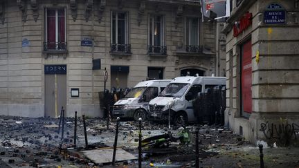 Des voitures de police sont garées dans une rue du VIIIe arrondissement de Paris, le 1er décembre 2018.&nbsp; (MAXPPP)