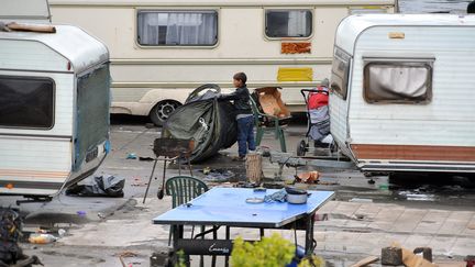 Un enfant replie une tente lors d'une &eacute;vacuation du camp de Roms de Lille-Sud, le 11 septembre 2013.&nbsp; (MAXPPP)