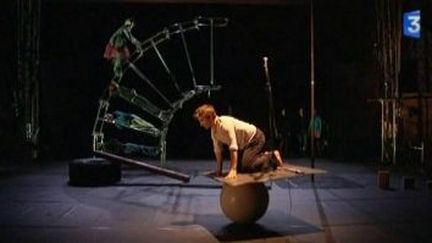 La compagnie Cahin-Caha au festival du cirque contemporain &quot;Janvier dans les étoiles&quot;
 (Culturebox)