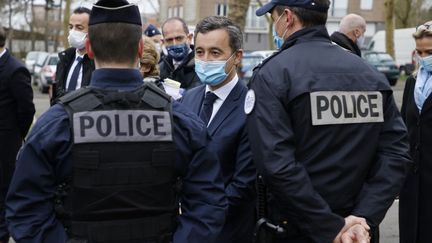 Le ministre de l'Intérieur, Gérald Darmanin, rencontre des agents de police, le 5 mars 2021 à Beauvais (Oise). (LUDOVIC MARIN / AFP)