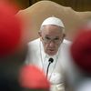 Le pape François rencontre les cardinaux élus pour participer au prochain synode, au Vatican, le 29 août 2022. (VATICAN MEDIA / CPP / HANS LUCAS / AFP)