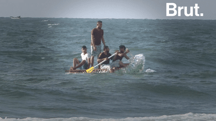 Des centaines de bouteilles en plastique abandonnées sur la plage. C'est avec ces déchets que Muath Abou Zeid a fabriqué le bateau qui lui permet de nourrir sa famille.