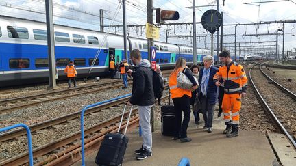 Des passagers bloqués en gare du Mans (Sarthe), le 25 mars 2019, à cause d'un envahissement des voies par 200 forains. (ALEXANDRE CHASSIGNON / FRANCE-BLEU MAINE)