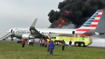 Capture d'écran d'une vidéo montrant un avion prendre feu sur le tarmac de l'aéroport de Chicago (Illinois), le 28 octobre 2016. (YOUTUBE)