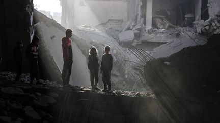 Des enfants palestiniens après un bombardement israélien sur le camp de Nuseirat, dans la bande de Gaza, le 27 novembre 2024. (MAJDI FATHI / NURPHOTO / AFP)