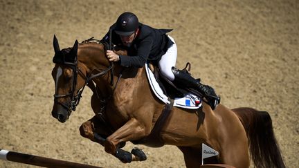 Le cavalier français Roger-Yves Bost lors de l'épreuve de saut d'obstacles, aux Jeux olympiques de Rio (Brésil), le 16 août 2016. (PHILIPPE LOPEZ / AFP)